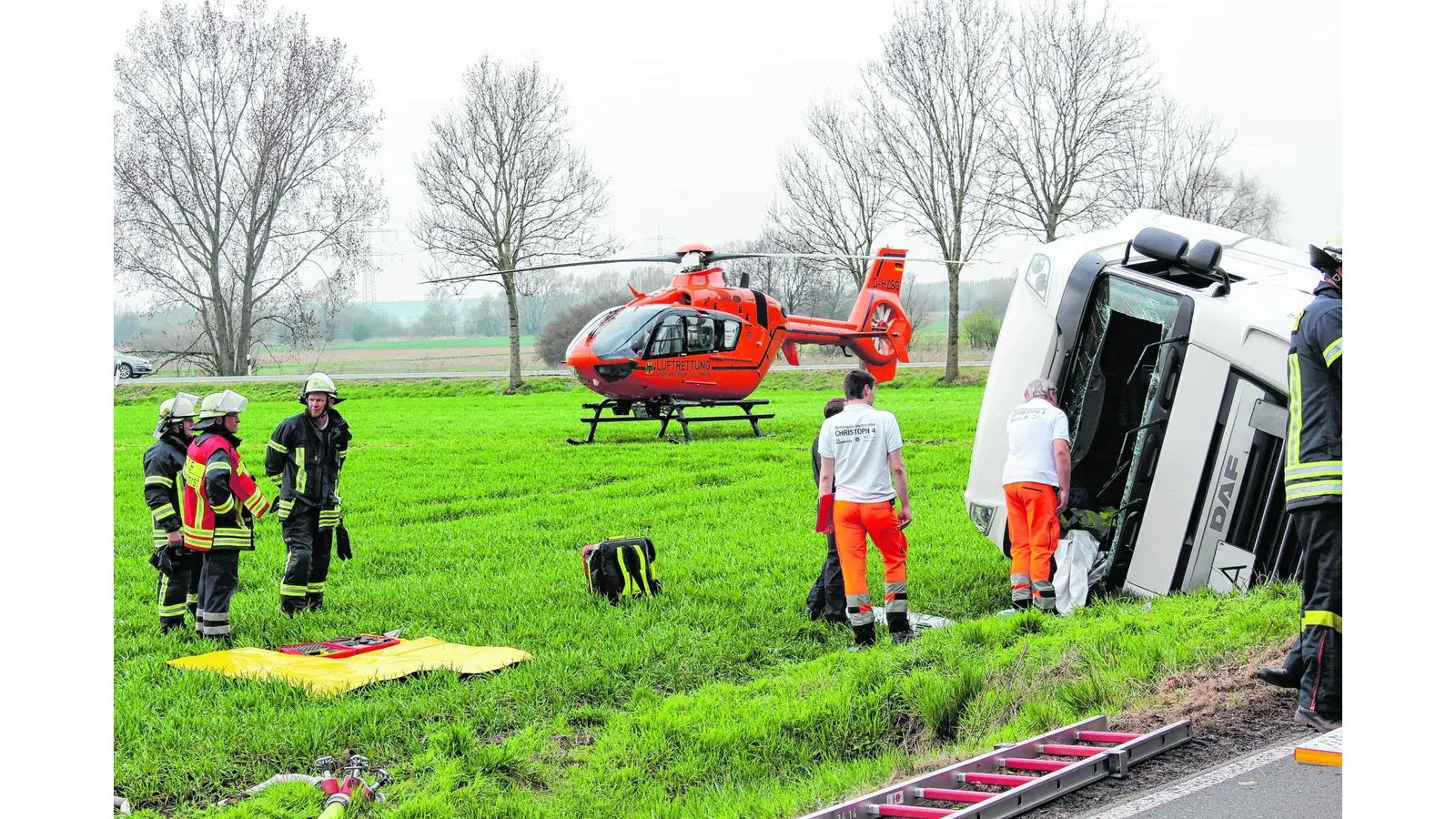 LKW kippt in den Graben (Foto: jb)