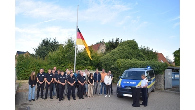 Dienststellenleiterin Nadine Steuer hält öffentlich die Trauerrede vor circa 30 Kolleginnen und Kollegen. (Foto: ab)