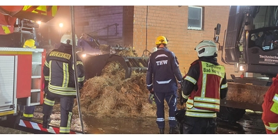 Die Strohballen werden weiterhin geborgen und abgelöscht. (Foto: Kreisfeuerwehr)