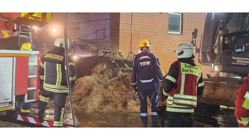 Die Strohballen werden weiterhin geborgen und abgelöscht. (Foto: Kreisfeuerwehr)