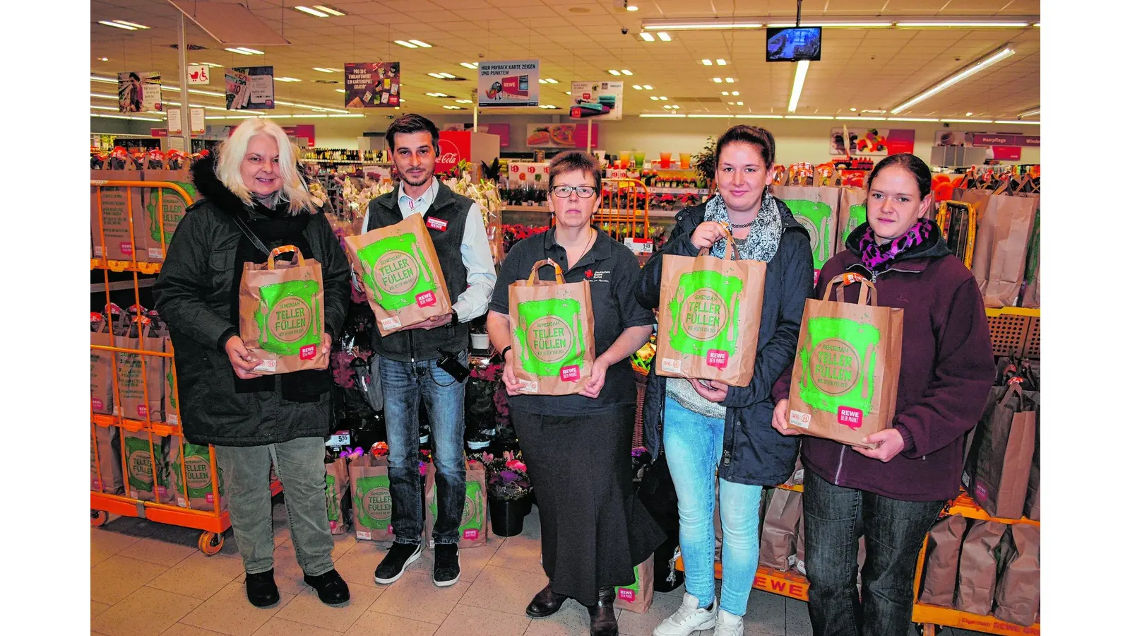 Rund 600 Lebensmitteltaschen wurden für Bedürftige gespendet (Foto: red)