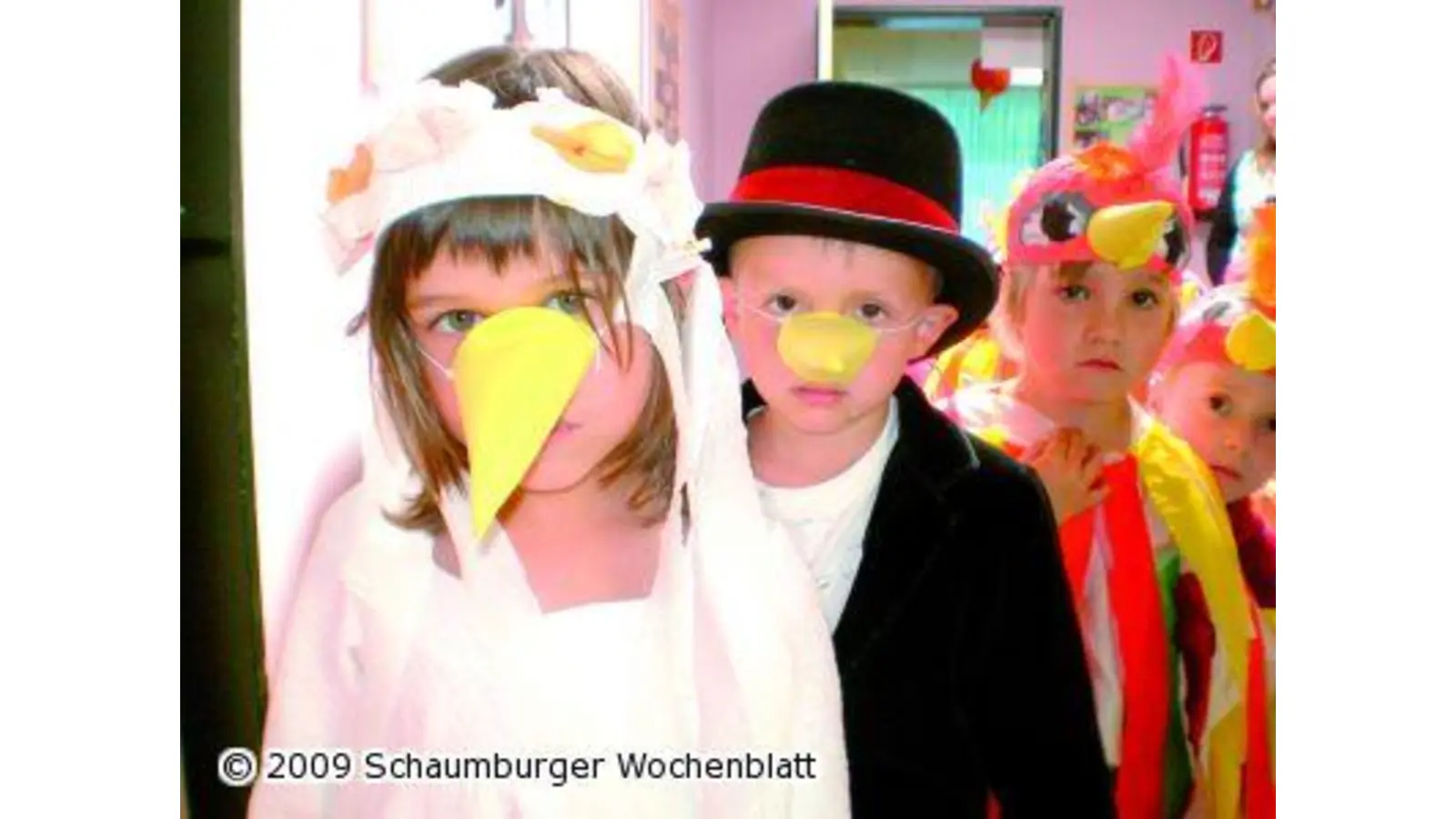 Kinder inszenieren die Vogelhochzeit (Foto: red)