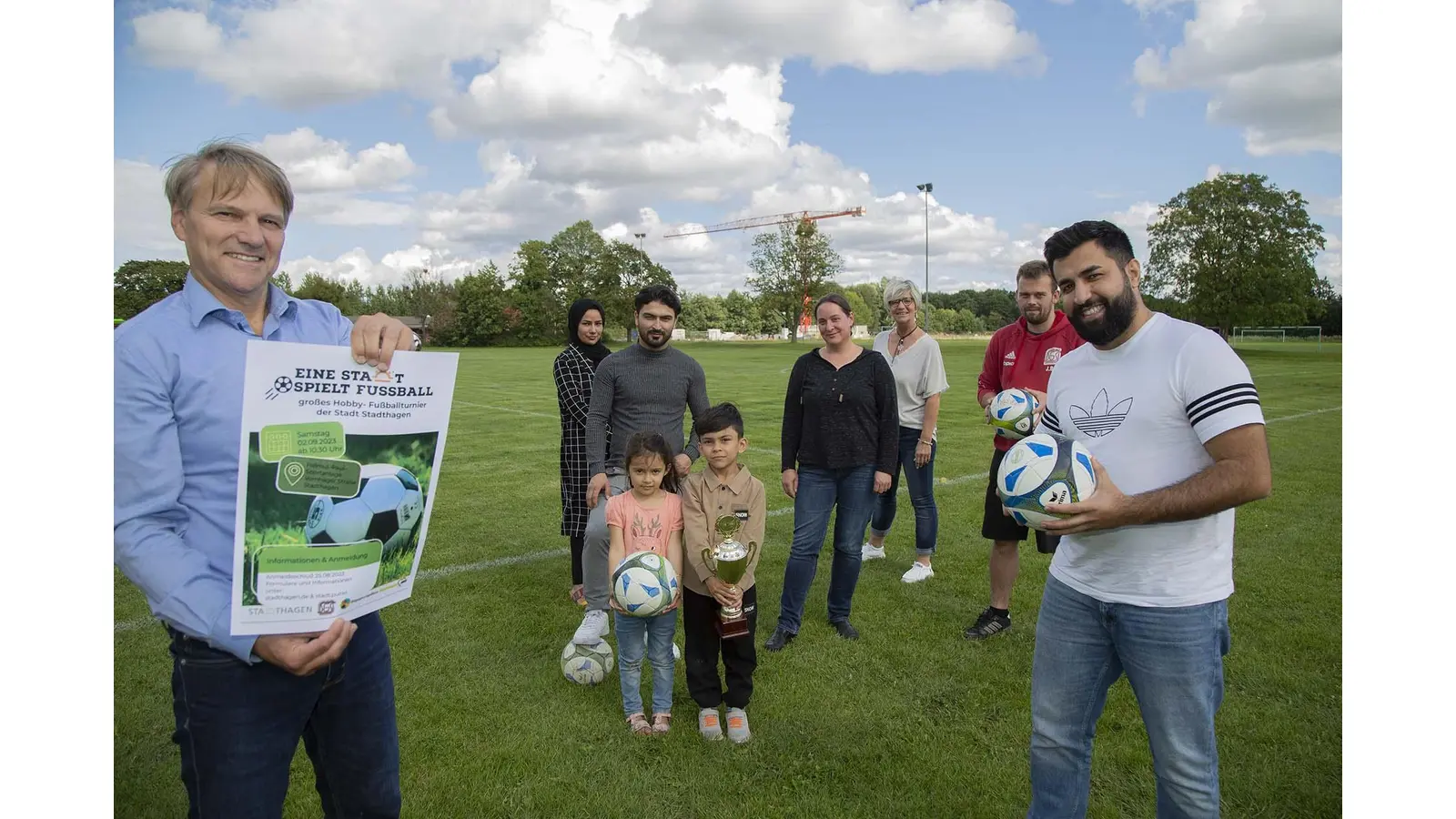 Bürgermeister Oliver Theiß, Ayse Samadyar, Sayed Ahmed Sadat, Chistina Allard-Kopplin vom AWO-Begegnungsbüro Stadthagen, die städtische Integrationsbeauftragte Britta Kunze, Julian Bornemann von der SG Rot-Weiß Stadthagen und Rezabn Jendo freuen sich auf viele Teams und Zuschauer bei „Eine Stadt spielt Fußball“.  (Foto: Roger Grabowski)