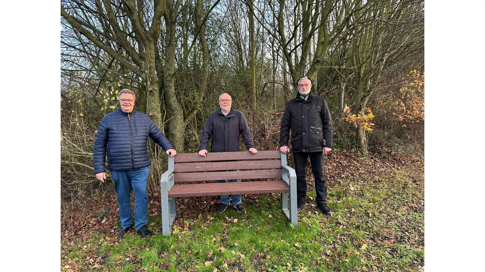 Bernd Gerberding (v. li.), Bürgermeister der Gemeinde Beckedorf, Manfred Völker, Vorsitzender des Senioren- und Behindertenbeirats und Jürgen Völkening, neuer Ortsverantwortlicher des Beirates für die Gemeinde Beckedorf begutachten die neue Bank. (Foto: privat)