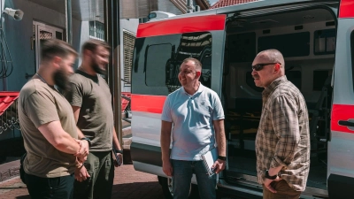 Freude über die gelungene Fahrzeugspende bei der Übergabe (verpixelte Gesichter aus Sicherheitsgründen). (Foto: privat)