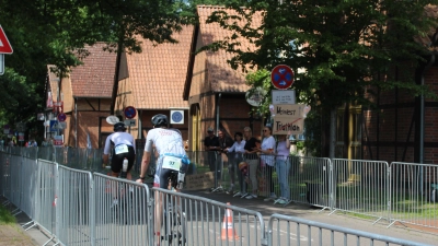 Protest am Rande des Steinhuder Meer Triathlons 2024: Parallelität zwischen Triathlon und Weinfest gefiel nicht jedem. (Archivbild: wb)