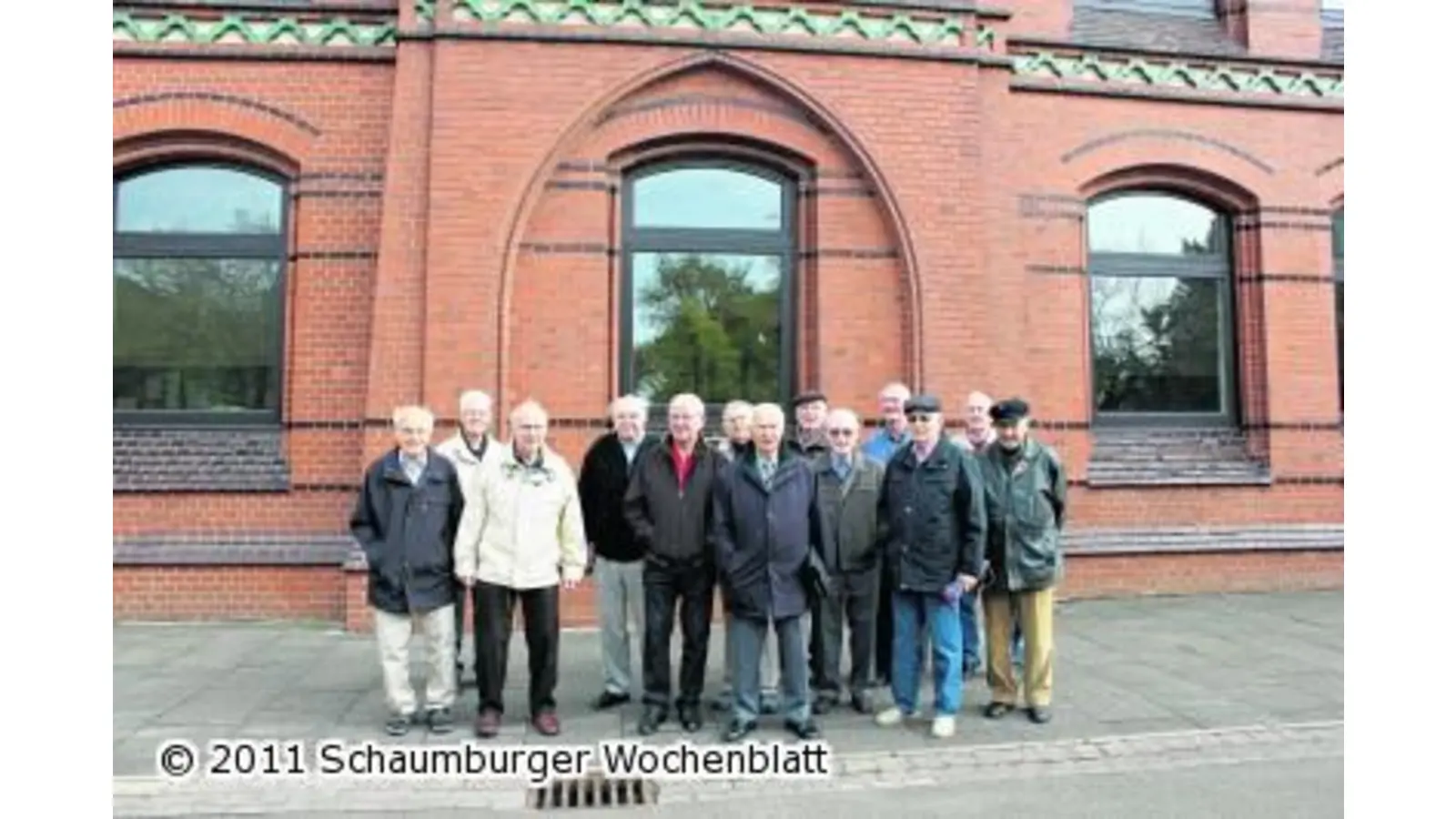 Ehemalige besuchen altes Klassenzimmer (Foto: mh)