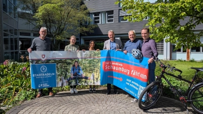 Markus Witt (v. li.) vom Organisations-Team, Isabel Meier (Gesundheitsmanagement), Mandy Thompson (Pressestelle), Erster Kreisrat Klaus Heimann, Stefan Teichert (Organisations-Team) und Ferdinand Teepe (Radverkehrsbeauftragter) vom Team der Landkreisverwaltung machen auf die Aktion „Stadtradeln“ aufmerksam.  (Foto: bb)