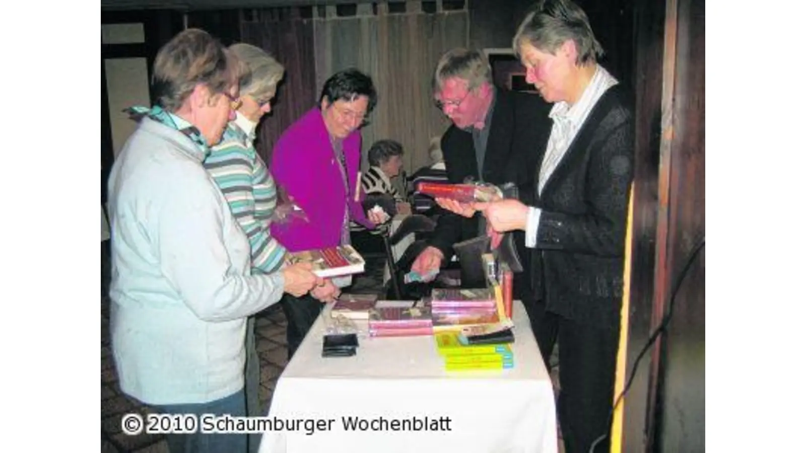 Autor signiert sein Buch (Foto: em)