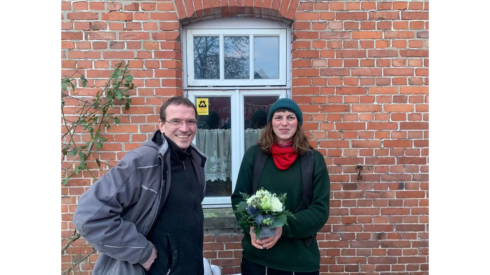 Thorsten Bockisch von der IgB Schaumburger Land beglückwünscht Zimmermeisterin Franziska Deneke zur erfolgreichen Ausbildung zur Restaurateurin im Handwerk. (Foto: privat)