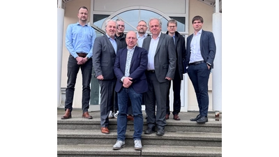 Im Rodenberger Rathaus trafen sich (von links): Stellv. Stadtdirektor Martin Schellhaus, Samtgemeindebürgermeister Dr. Thomas Wolf, Betriebsratsvorsitzender Thomas Bovens, Bürgermeister Ralf Sassmann, stellv. Betriebsratsvorsitzender Stefan Koller, Vorläufiger Insolvenzverwalter Prof. Dr. Volker Römermann, Kreiswirtschaftsförderer Dr. Ludwig Schätzl und Betriebsleiter Malte Sahling um über Unterstützungsmöglichkeiten für die betroffenen MItarbeiter von Gissler &amp; Pass zu beraten. (Foto: Samtgemeinde Rodenberg)