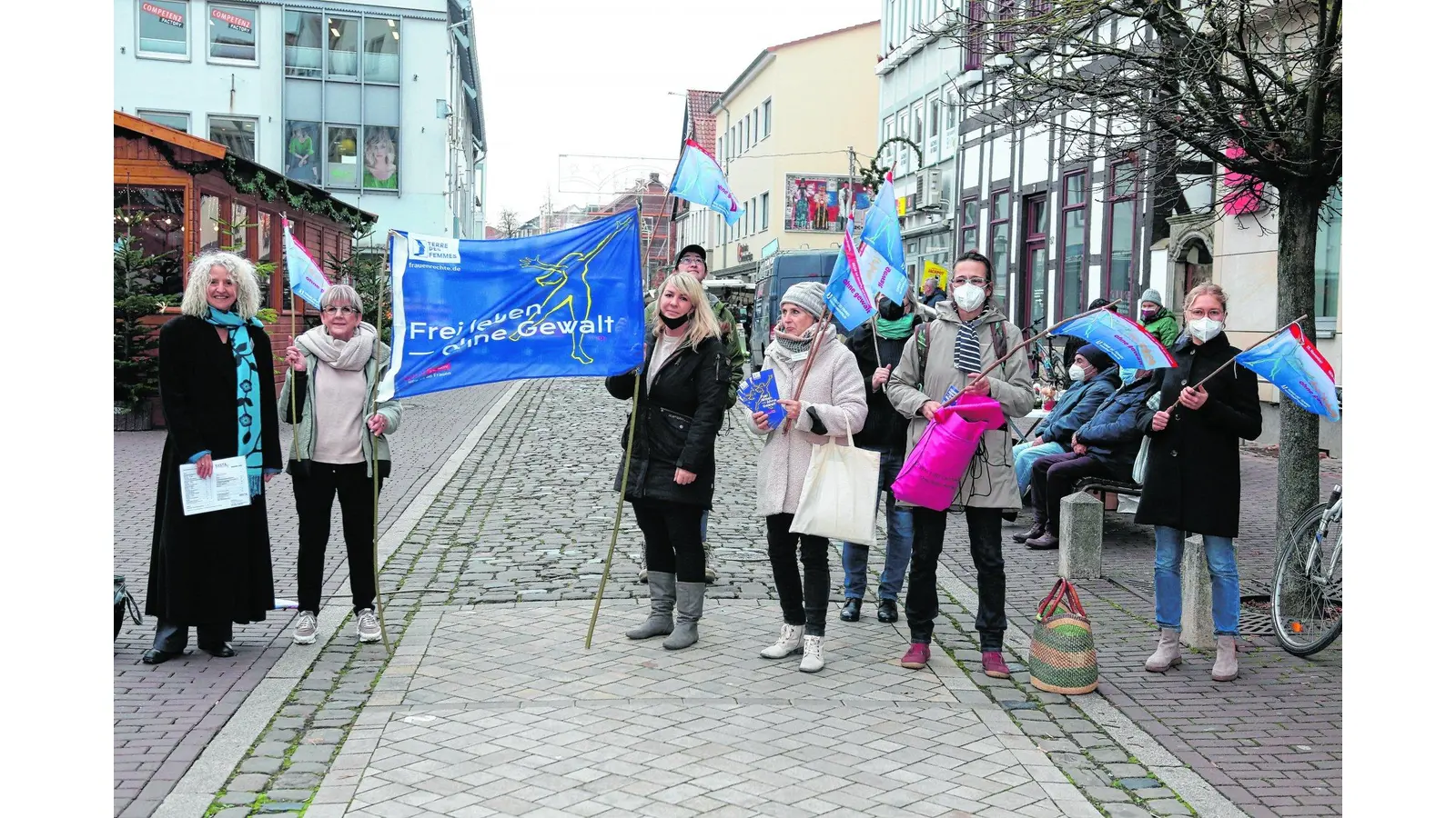 Die Vertreterinnen der regionalen Gewaltschutz- und Beratungseinrichtungen machen auf das Problem der Gewalt gegen Frauen aufmerksam. (Foto: bb)