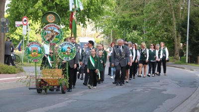 Die Majestäten aus dem Dorf an der Spitze des Umzuges. (Foto: gi)