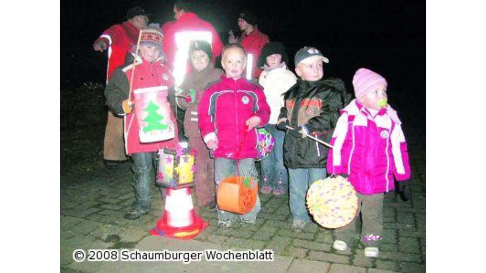 Nur wenige Kinder folgen den Musikern (Foto: red)