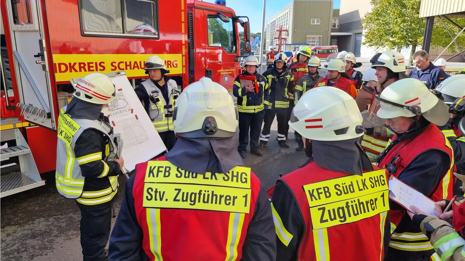 Lagebesprechung am Einsatzleitwagen. (Foto: Kreisfeuerwehr Schaumburg)