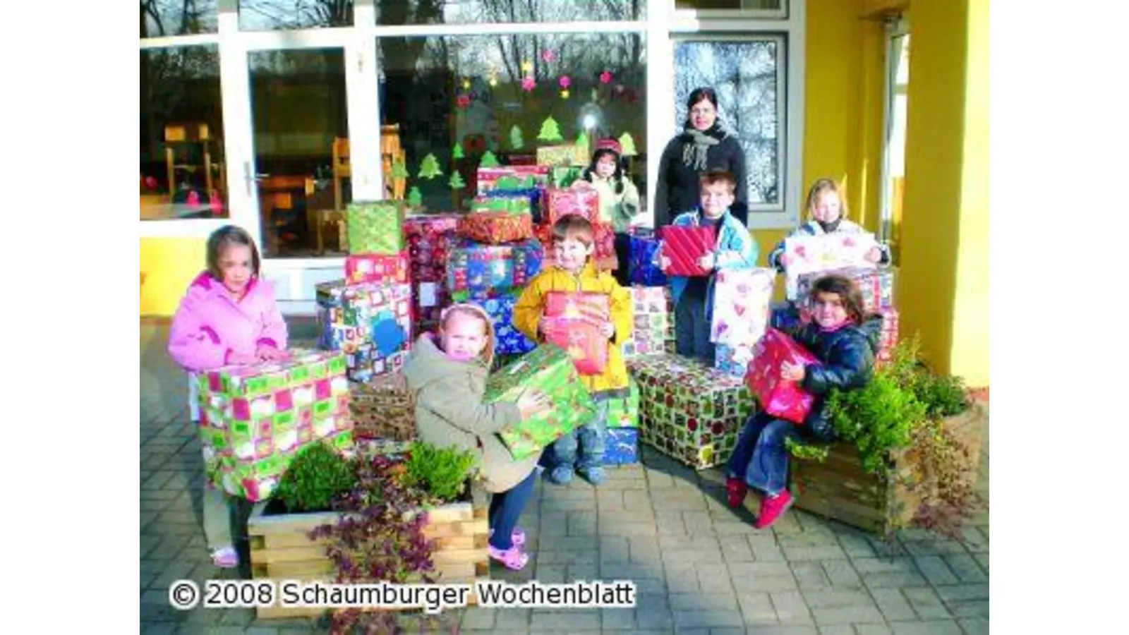 Kinder packen Pakete für Kinder in Not (Foto: red)