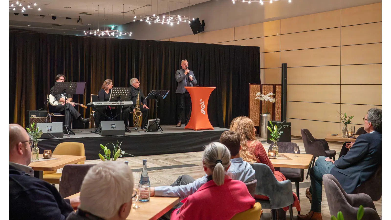 Landesgartenschau-Geschäftsführer Benjamin Lotz spricht auf dem Neujahrsempfang der Stadt Bad Nenndorf über den Fortschritt der Landesgartenschau (Foto: wk)