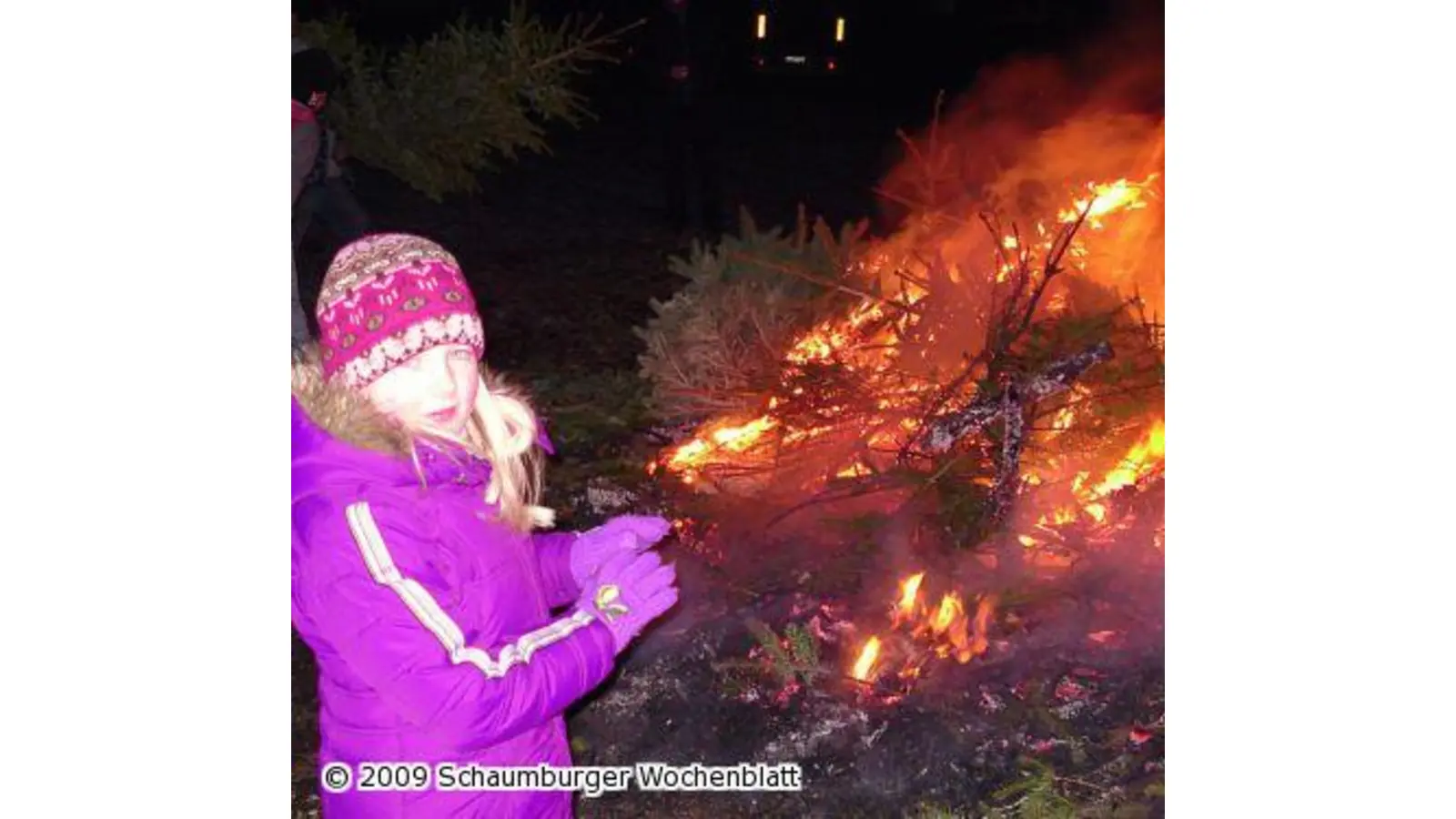 Tannenbaumfeuer bei klirrender Kälte (Foto: bb)