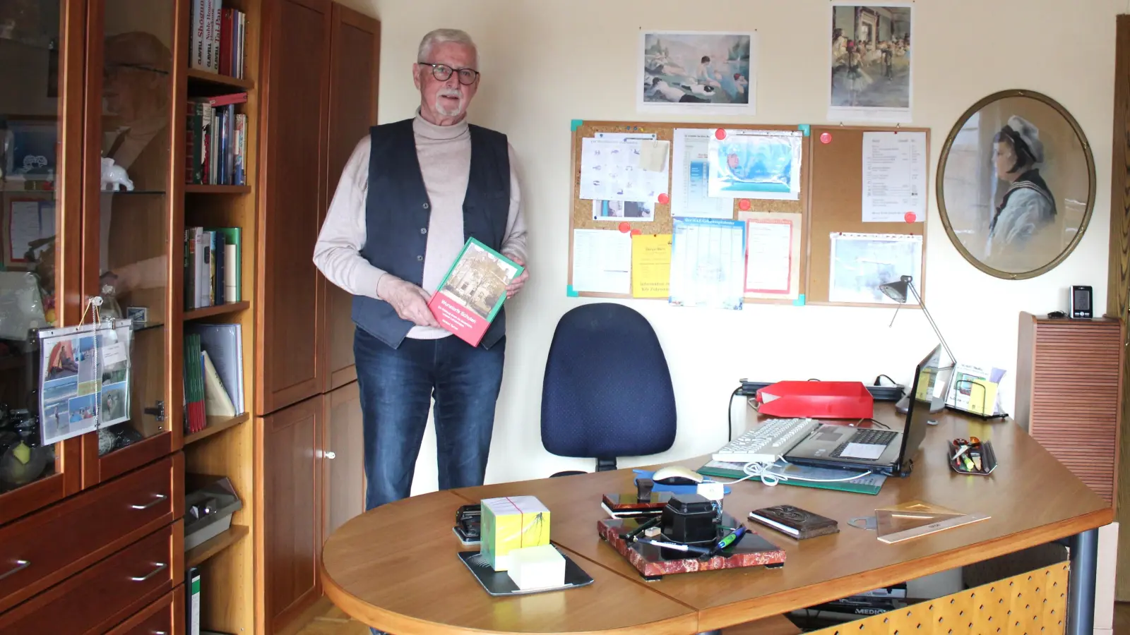 Im Gespräch: Norbert Tornow mit seinem Buch zur Geschichte der Wunstorfer Schullandschaft. (Foto: wb)