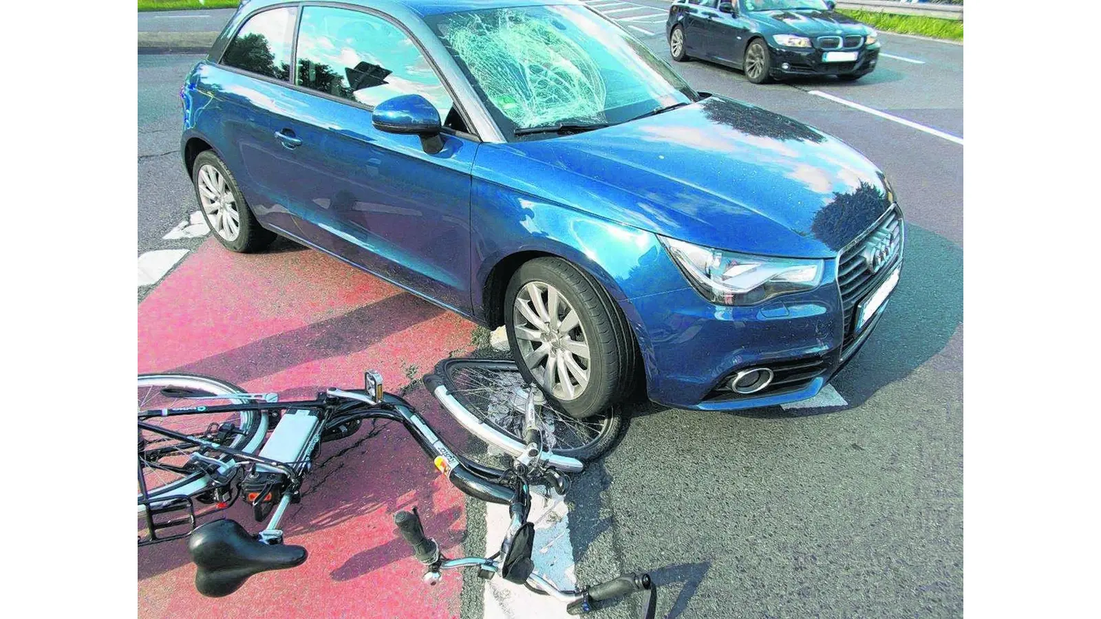 Radfahrer trifft auf Auto auf (Foto: lo)