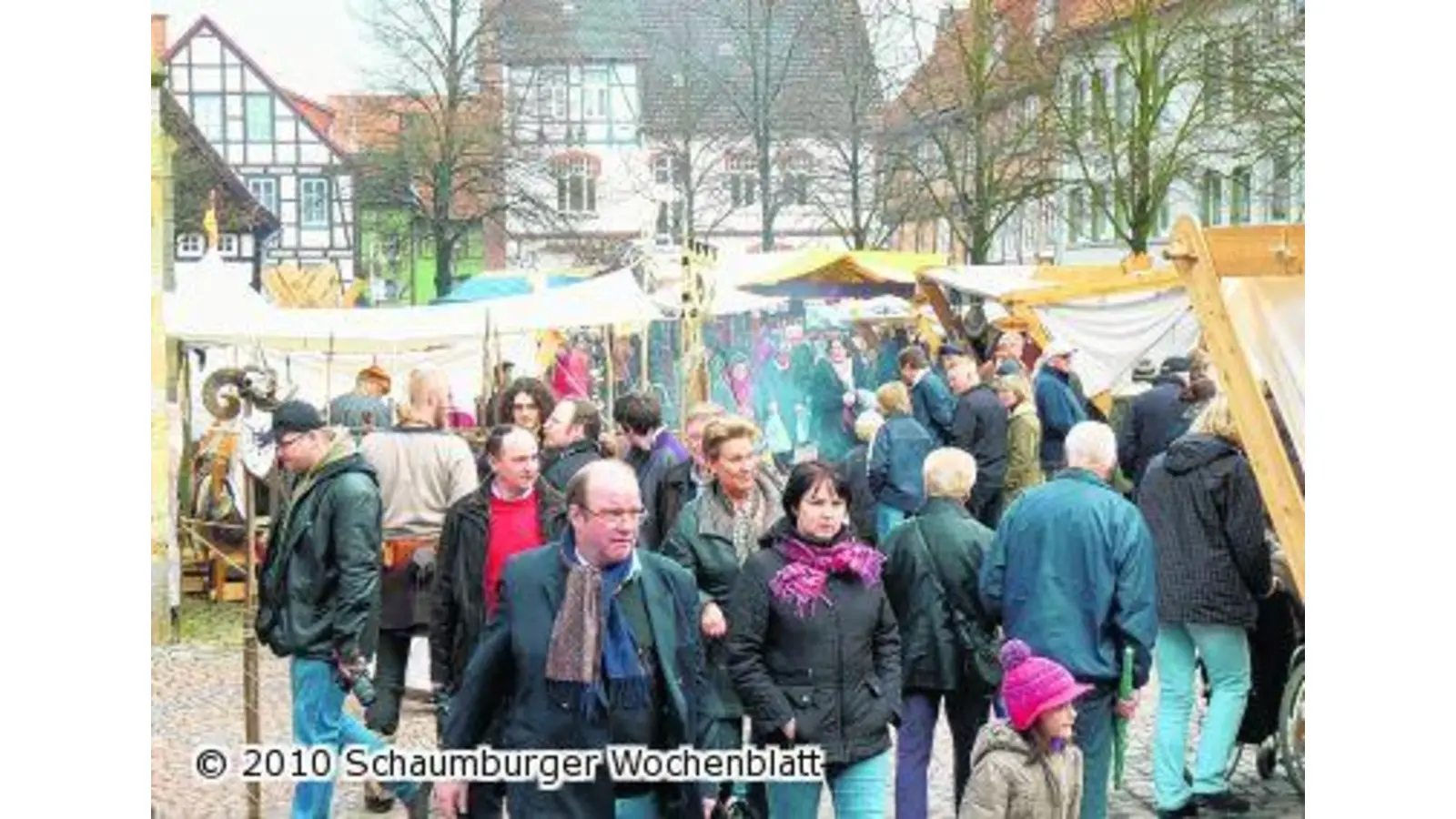 Zeitreise auf dem historischem Markt vom großen Regen in den sonntäglichen Frühling (Foto: km)