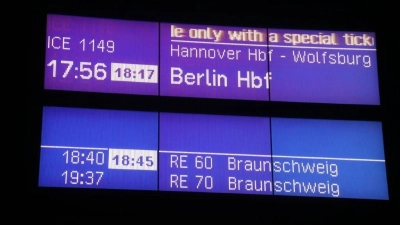 Der Halt des ICE 1149 wurde an Gleis 8 angezeigt.  (Foto: gi)