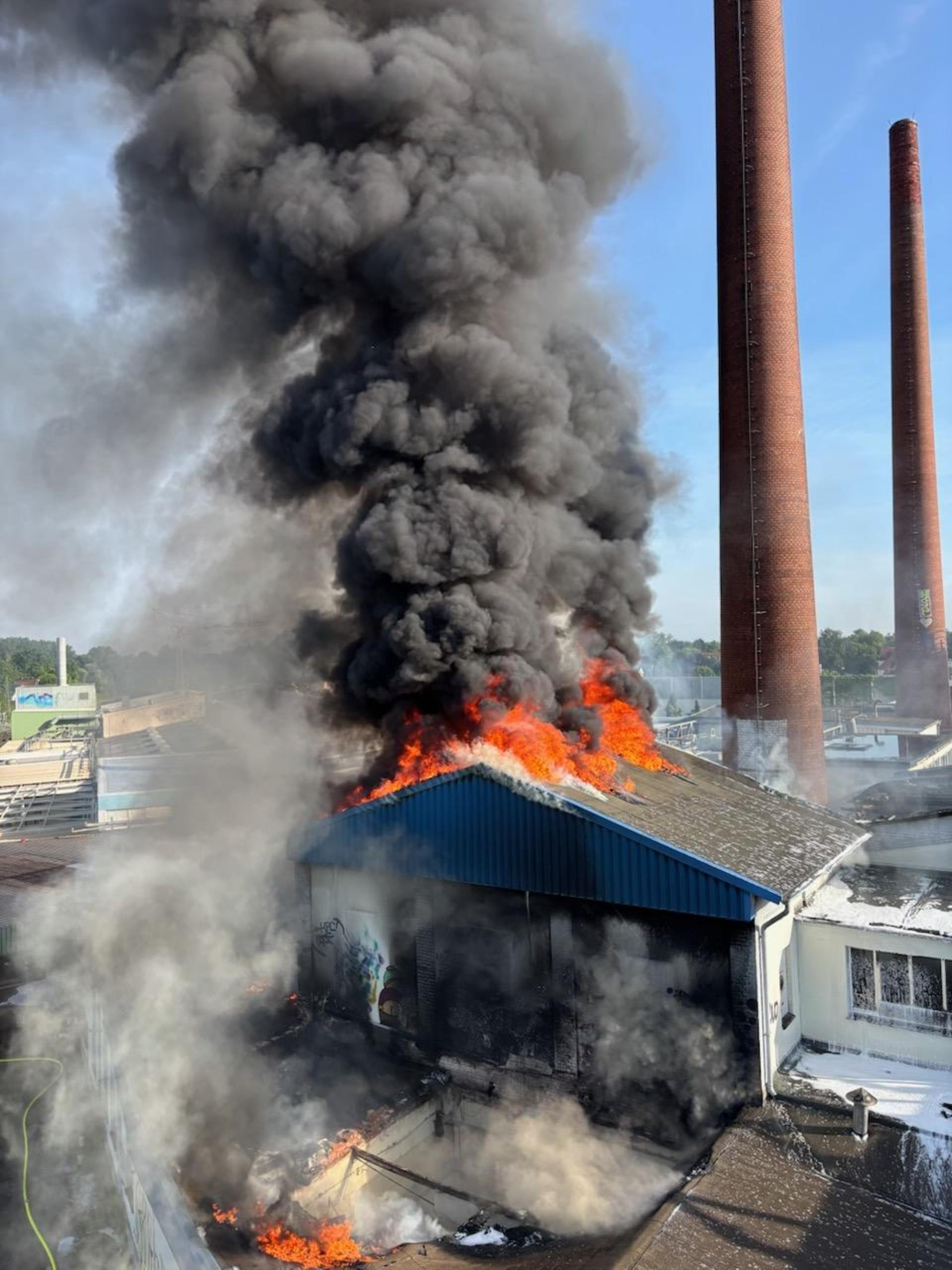 Starke Rauchentwicklung: Brand einer Lagerhalle auf dem ehemaligen Vion Gelände. (Foto: Feuerwehr)