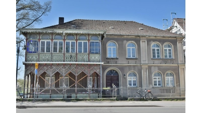 Das „Kükersche Haus“ am Kopf der Weserbrücke steht seit Jahren leer und drohte zu einer Bauruine zu werden. Jetzt hat das Haus mit Arif Sanal einen neuen Eigentümer mit reichlich Ideen für eine weitere Nutzung. (Foto: ste)