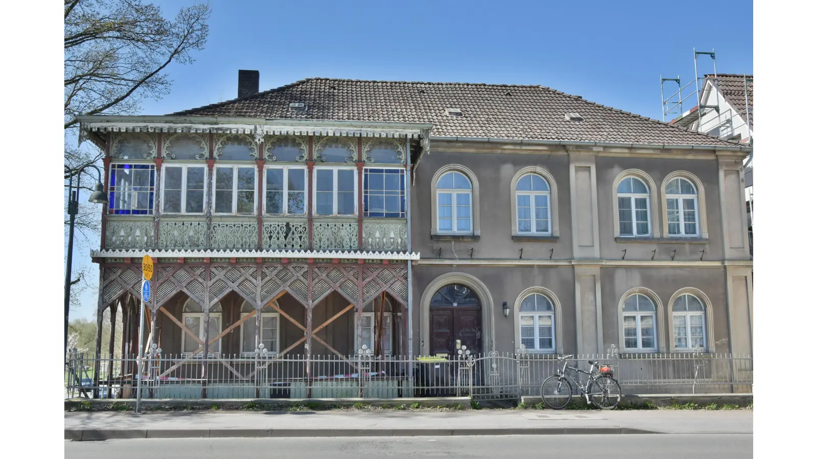 Das „Kükersche Haus“ am Kopf der Weserbrücke steht seit Jahren leer und drohte zu einer Bauruine zu werden. Jetzt hat das Haus mit Arif Sanal einen neuen Eigentümer mit reichlich Ideen für eine weitere Nutzung. (Foto: ste)