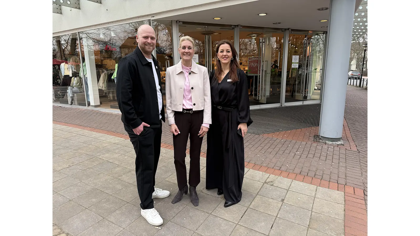 Mit Julia Schönfeld (Mitte) engagiert Hagemeyer eine neue Hausleitung für den Standort in Stadthagen, sie wird von Nadica Georgieva und Benedikt Saal unterstützt. (Foto: privat)