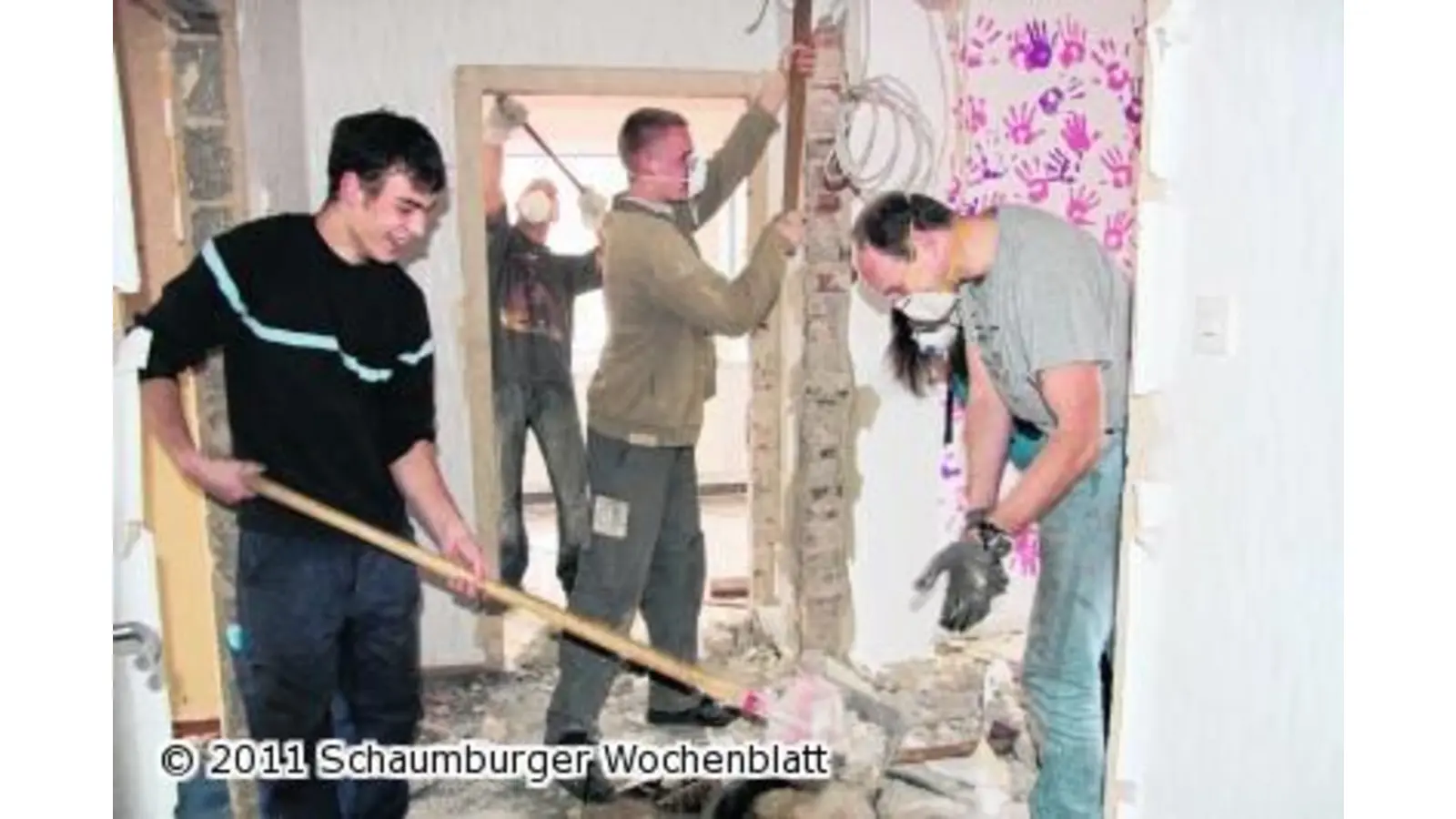Jugendliche packen kräftig zu (Foto: gi)