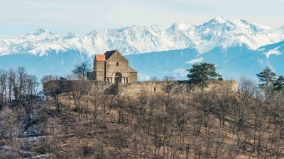 Entstand ab dem 13. Jahrhundert und ist eine von mehr als 160 Burgen in der zentralrumänischen Region Siebenbürgen: Die Kirchenburg in Michelsberg/Cisnadioara. (Foto: Martin Eichler)