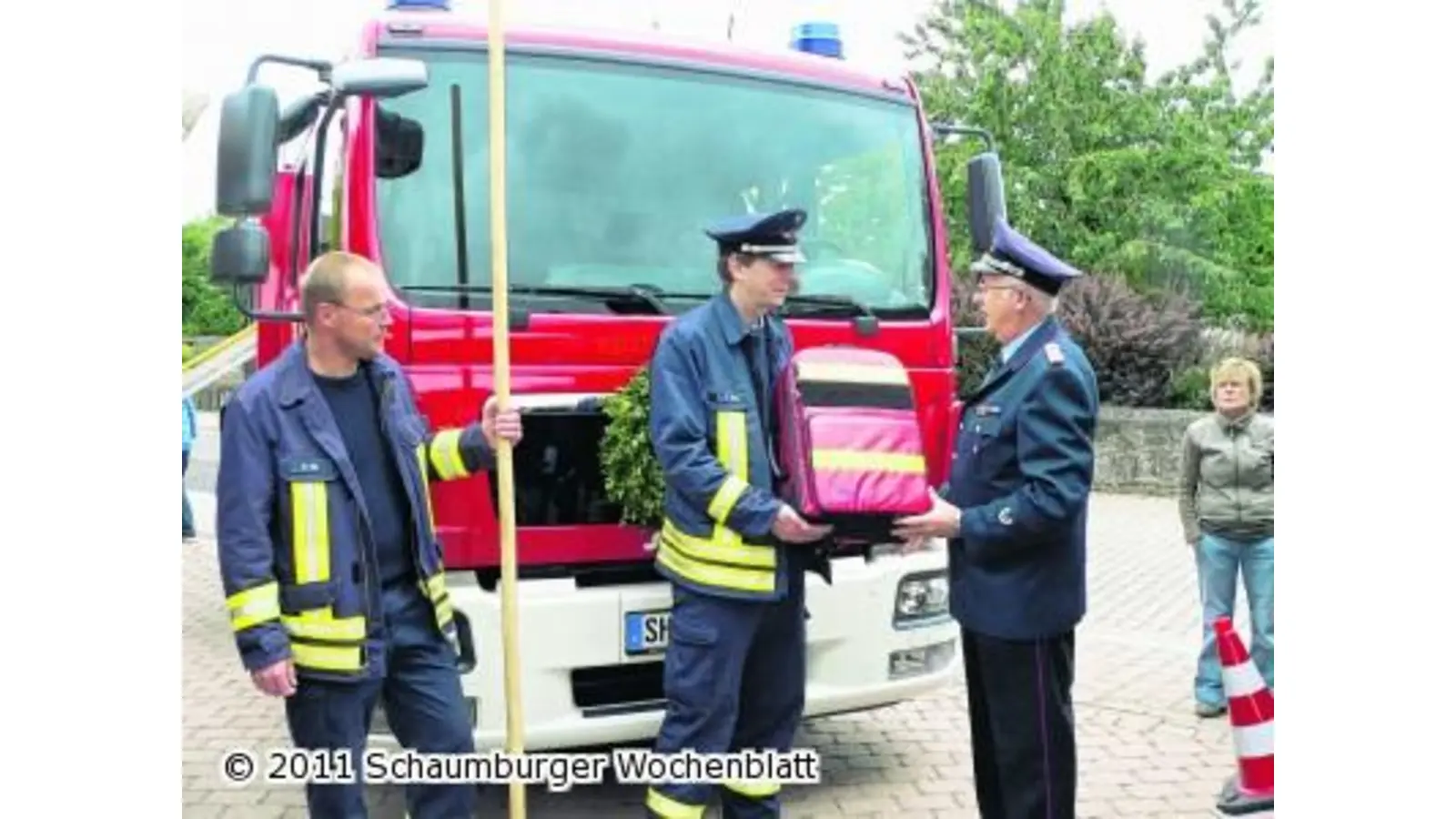 Feuerwehr öffnet die Autotüren (Foto: al)
