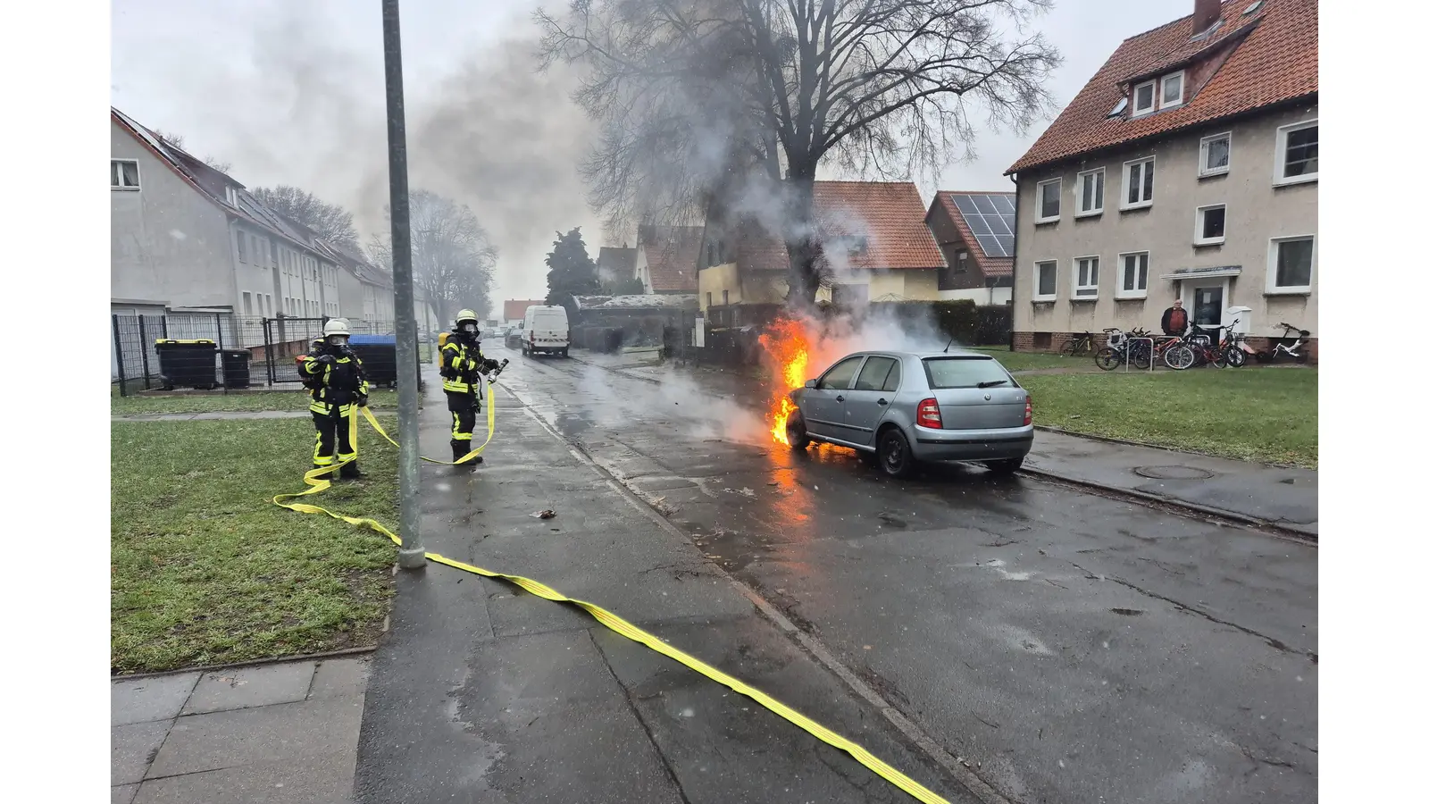  Die Feuerwehr löschte den Brand mit einem C-Rohr, wobei ein Trupp unter Atemschutz vorging.  (Foto: privat)