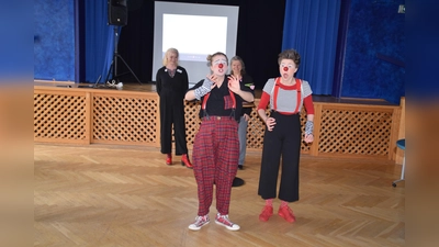 Die Clowninnen Madame Au Ja (re.) und Linn von Sinn (3.v.r.) unterstützen Claudia Walderbach (hinten re.) und Sabine Schaedel (hinten li) mit pantomimischer Simultanübersetzung. (Foto: ab)