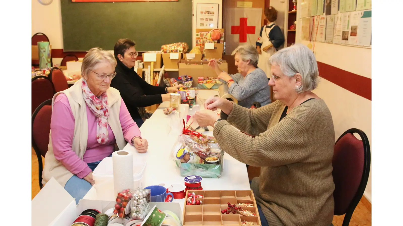 Das DRK-Team packt für die Aktion „Rodenberger für Rodenberger“ Geschenke und Aufmerksamkeiten. (Foto: bb)