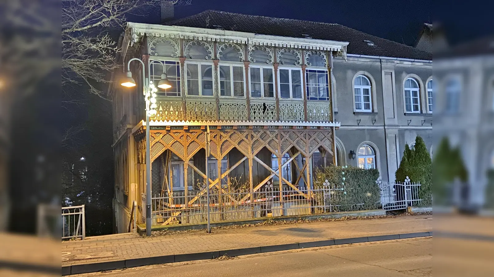Das Haus der Familie Breitfeld-Markowski am Nordrand der Weserbrücke hat eine besonders schöne Veranda. Die musste jetzt notdürftig abgestützt werden, weil Schäden drohten. <br> (Foto: ste)
