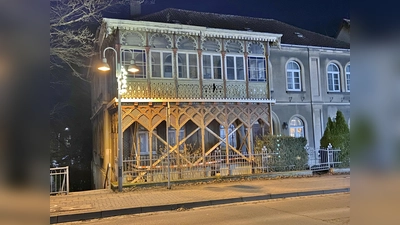 Das Haus der Familie Breitfeld-Markowski am Nordrand der Weserbrücke hat eine besonders schöne Veranda. Die musste jetzt notdürftig abgestützt werden, weil Schäden drohten. <br> (Foto: ste)