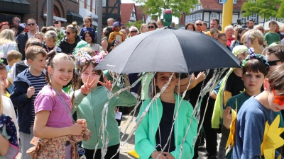 Mit Spaß und guter Laune: Die Jungen und Mädchen beim bunten und einzigartigen Kinderumzug.  (Foto: gi)