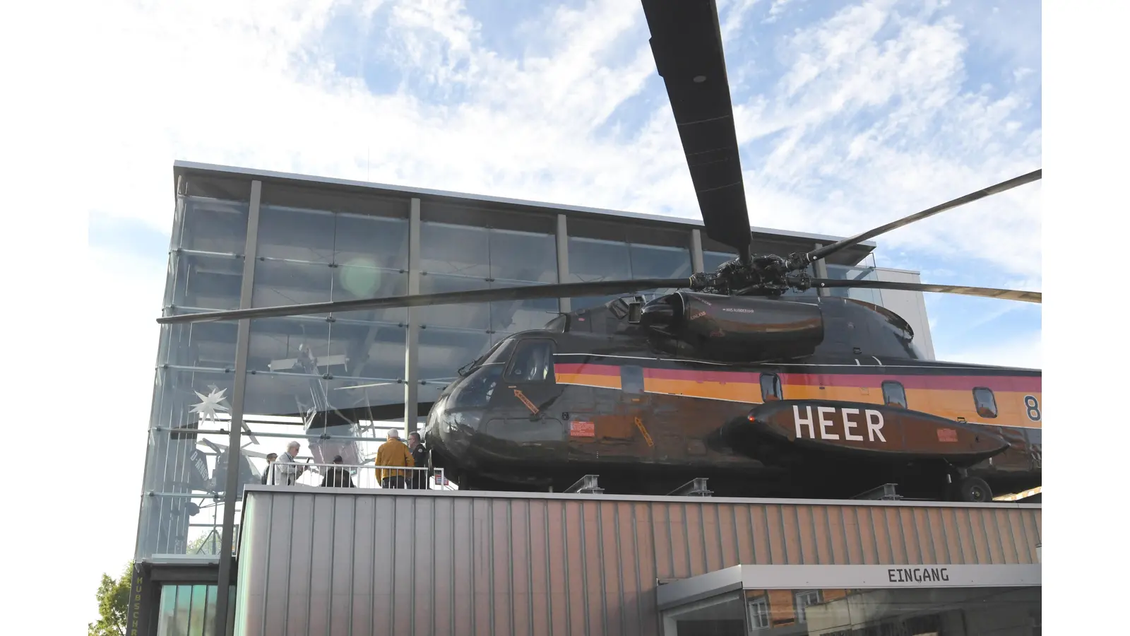 Der Heeres-Hubschrauber begrüßt nun die Gäste des Hubschraubermuseums. (Foto: NADINE DRESSLER)