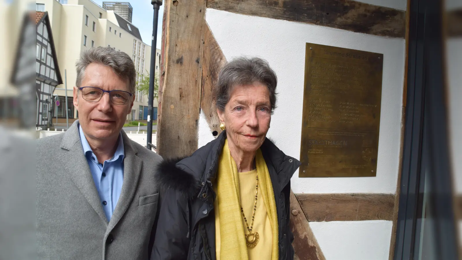 Stephan Goldschmidt (li.) und Christina Erck vor der Gedenktafel mit den Namen von 12 Dichtern und Denkern. (Foto: ab)