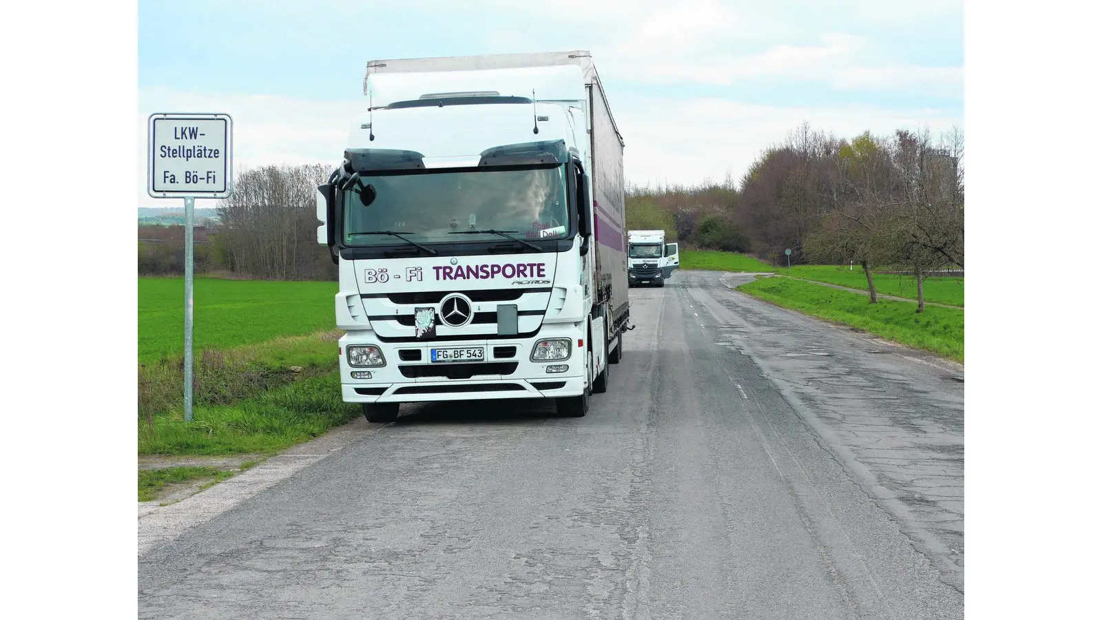 Schlaglöcher neben dem Brummi-Parkplatz (Foto: al)