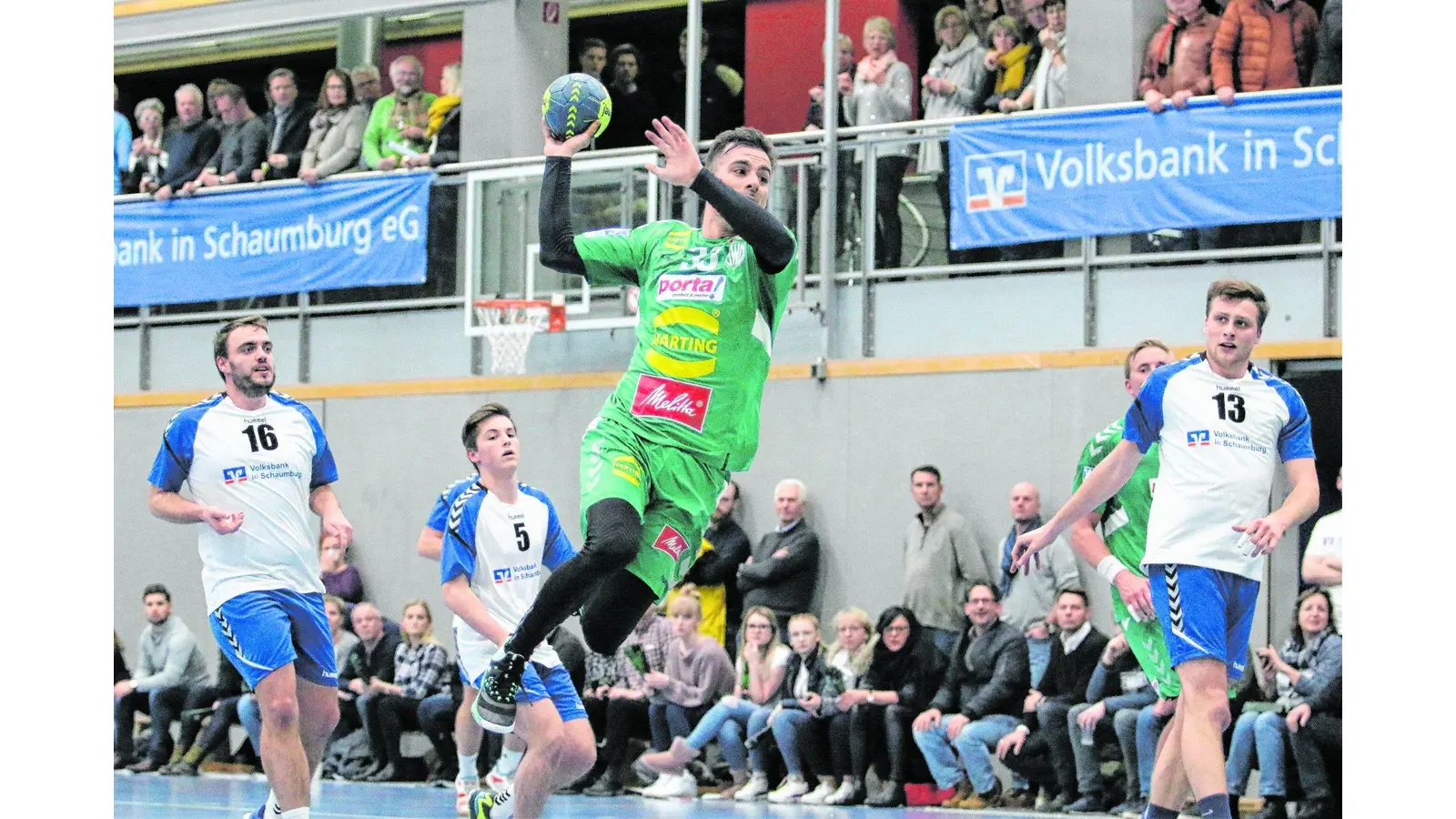 Rund 500 Zuschauer bei spannendem Handballspiel (Foto: bb)