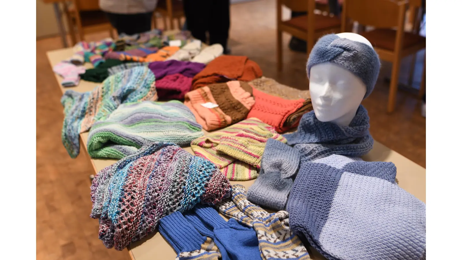 Gestrickt wird alles, was man als modische Accessoirs tragen kann.  (Foto: nd)