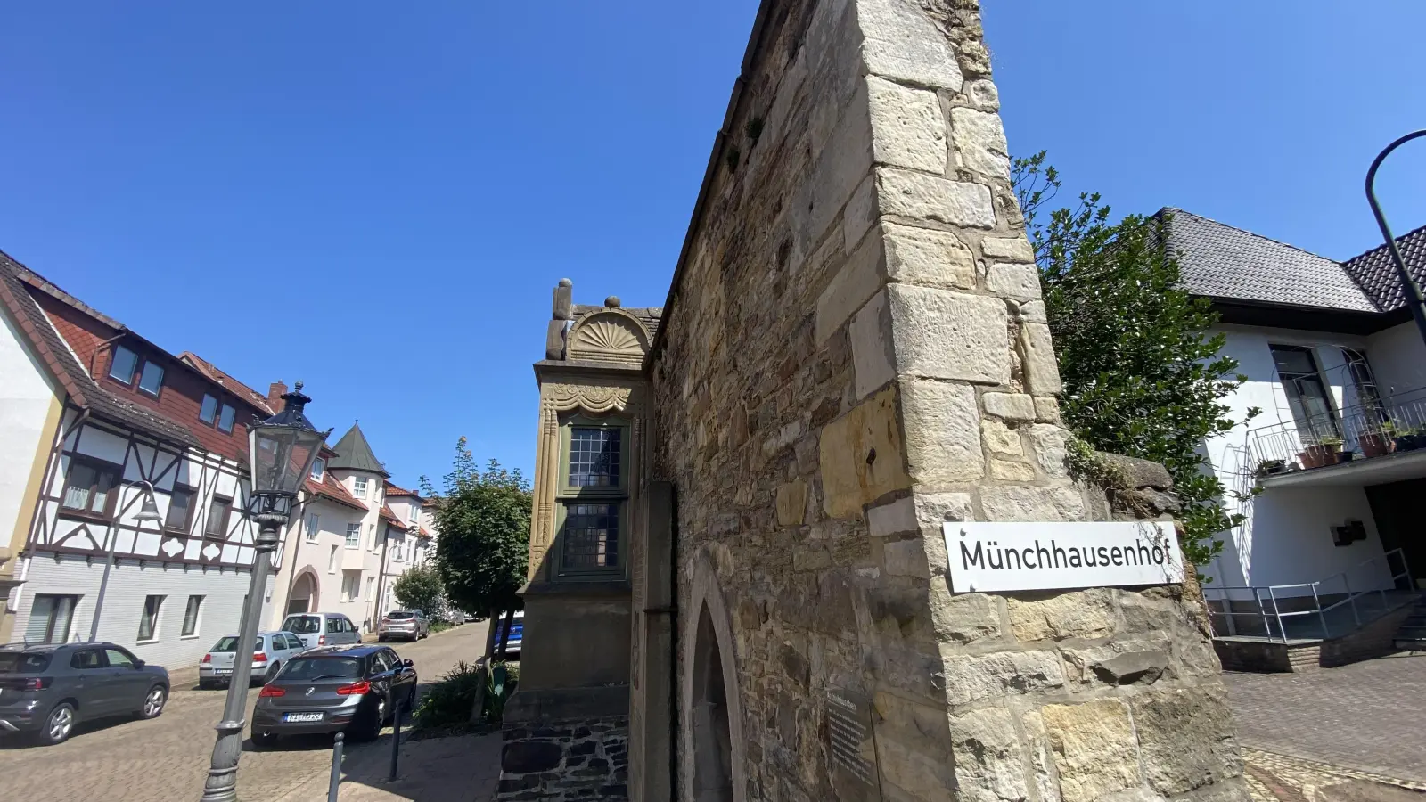 Baudenkmale in der Stadt sollen als „Kapital Rintelns“ erhalten bleiben. Prof. Dr. Gert Armin Neuhäuser regte zu einem Rundgang durch die Stadt mit kritischem Blick auf Baudenkmale an.  (Foto: ste)