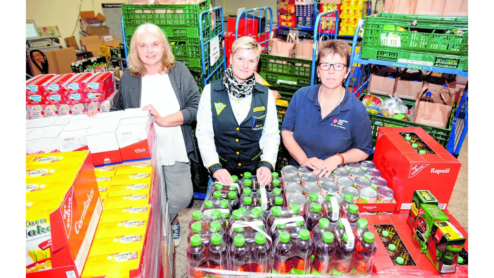 Kunden kaufen für die Tafel-Ausgabestelle (Foto: wa)