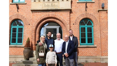 Die neuen Ratskellerpächter Elisabeth Kirschen und Avraam Papadopoulos, Sohn Stavros, Stadtdirektor Dr. Thomas Wolf, Bürgermeister Ralf Sassmann und der stellvertretende Stadtdirektor Martin Schellhaus freuen sich auf den Neustart im Ratskeller. (Foto: bb)