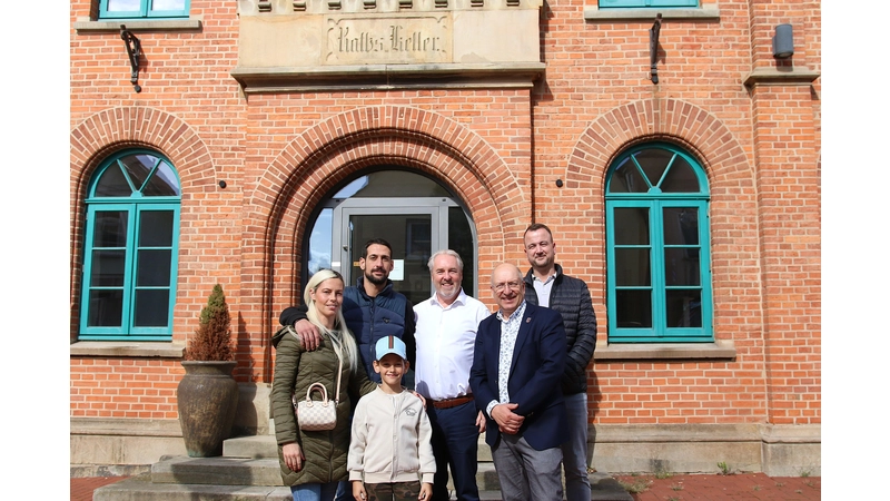 Die neuen Ratskellerpächter Elisabeth Kirschen und Avraam Papadopoulos, Sohn Stavros, Stadtdirektor Dr. Thomas Wolf, Bürgermeister Ralf Sassmann und der stellvertretende Stadtdirektor Martin Schellhaus freuen sich auf den Neustart im Ratskeller. (Foto: bb)