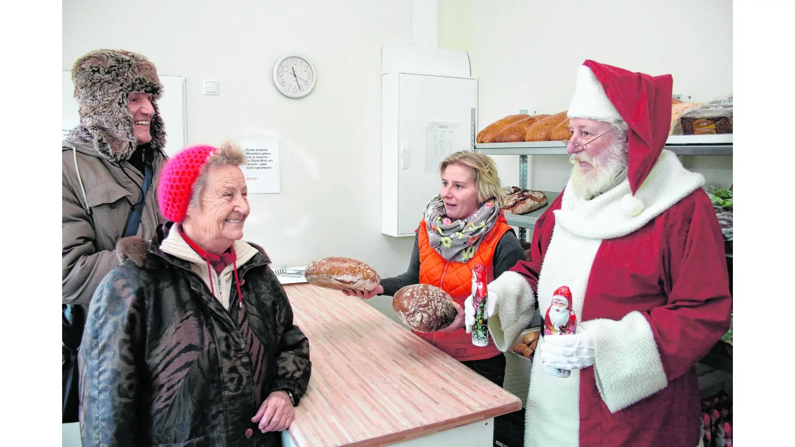 Weihnachtsmann hilft bei der Tafel (Foto: bb)