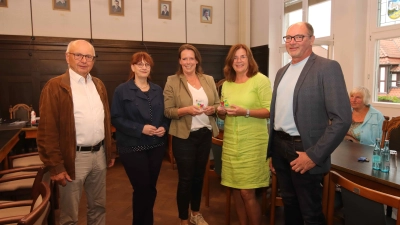 Bei der Preisverleihung (v.li.): Der Vorsitzende des Sozialausschusses Wilhelm Bredthauer, Kirsten Kolberg, Ulrike Pickert-Maaß, Erste Stadträtin Wiebke Nickel und Frank Wohlgemuth. (Foto: tau)